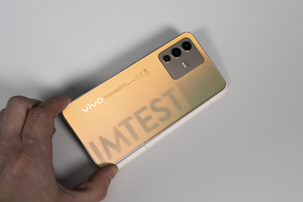 Das Vivo V23 mit einer goldenen Rückseite