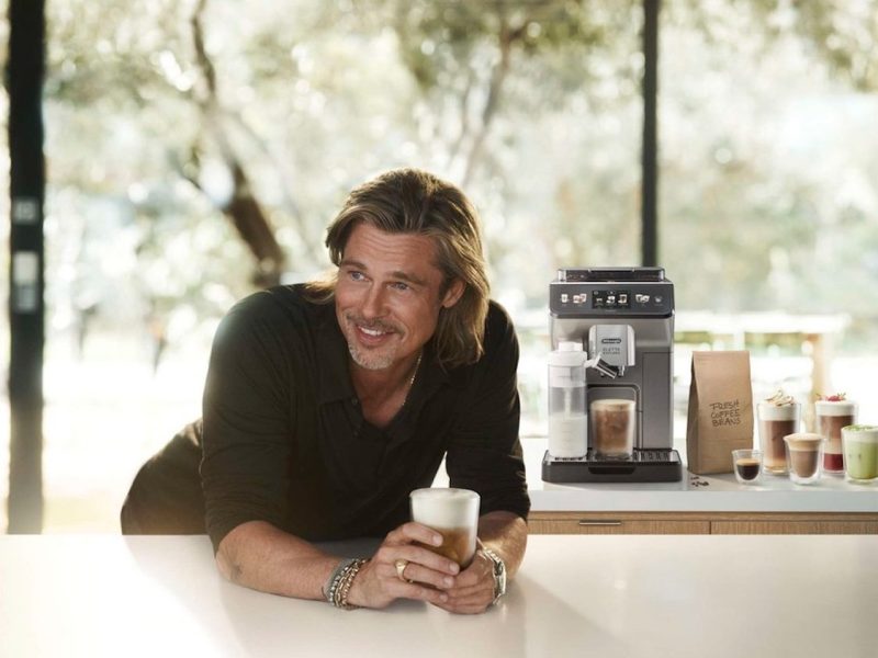 Brad Pitt steht neben einer Kaffeemaschine