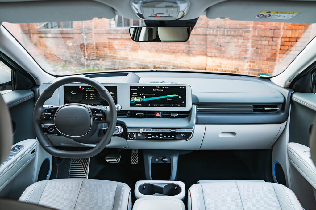 Blick von Rückbank ins Cockpit vom Hyundai Ioniq 5