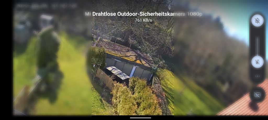Screenshot Überwachungskamera Mi mit Blick in Garten, farbiges Bild