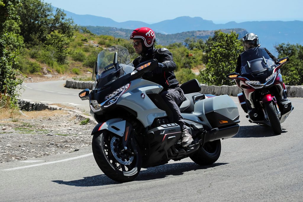 Ein Motorrad fährt auf einer Straße