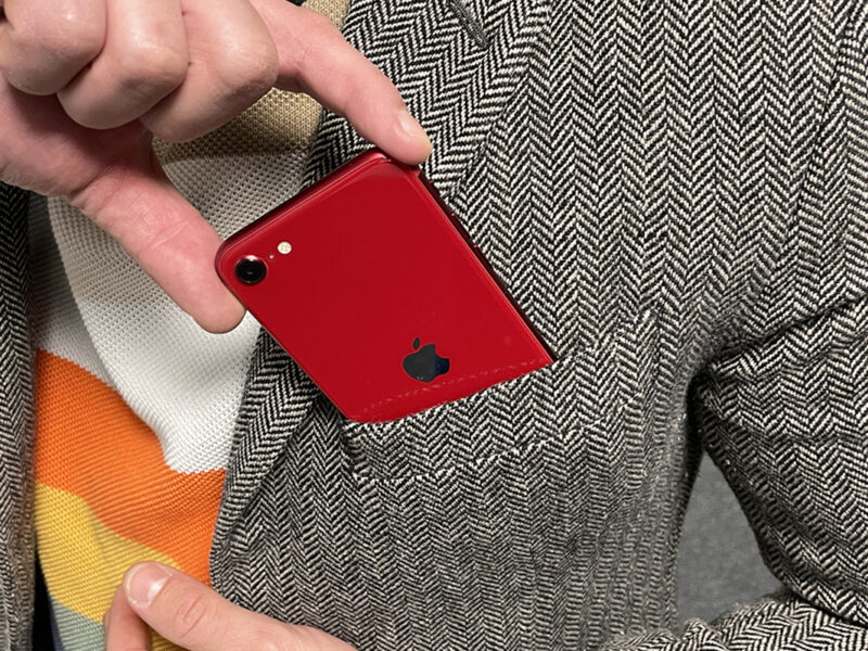 Apple iPhone SE 2022 in der Brusttasche eines Jackets