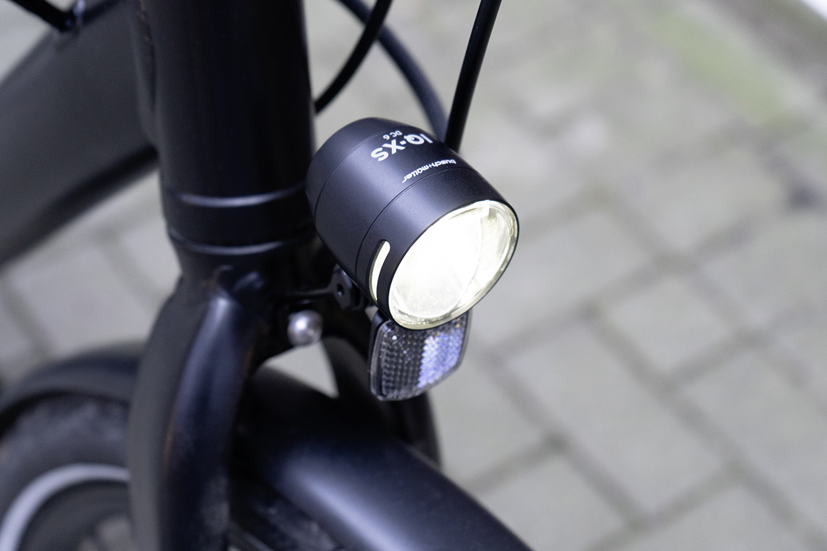 Licht am lenker an schwarzem Urban-E-Bike Bzen