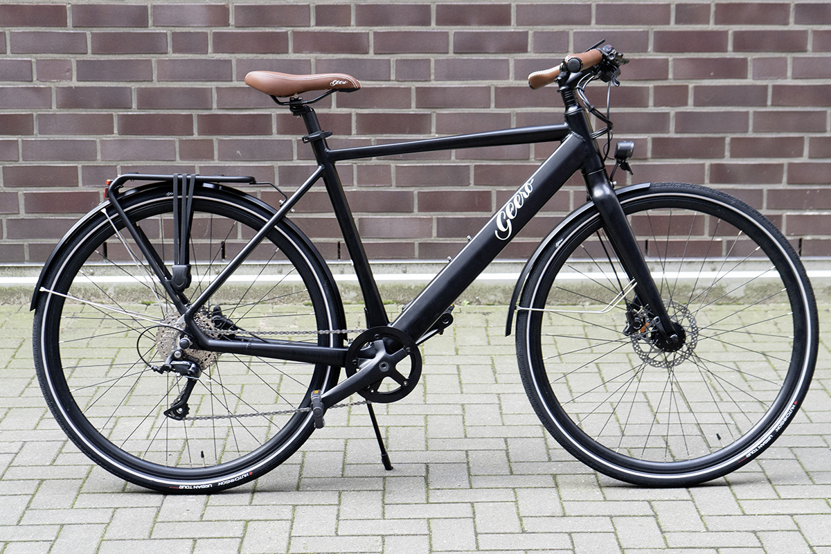 Schwarzes Urban-E-Bike Geero vor Steinwand