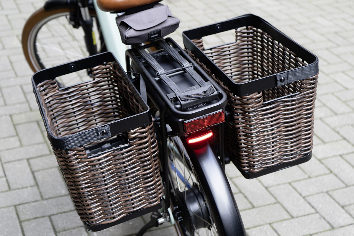 Zwei seitliche Körbe an Gepäckträger von Urban-E-Bike Swing Vario