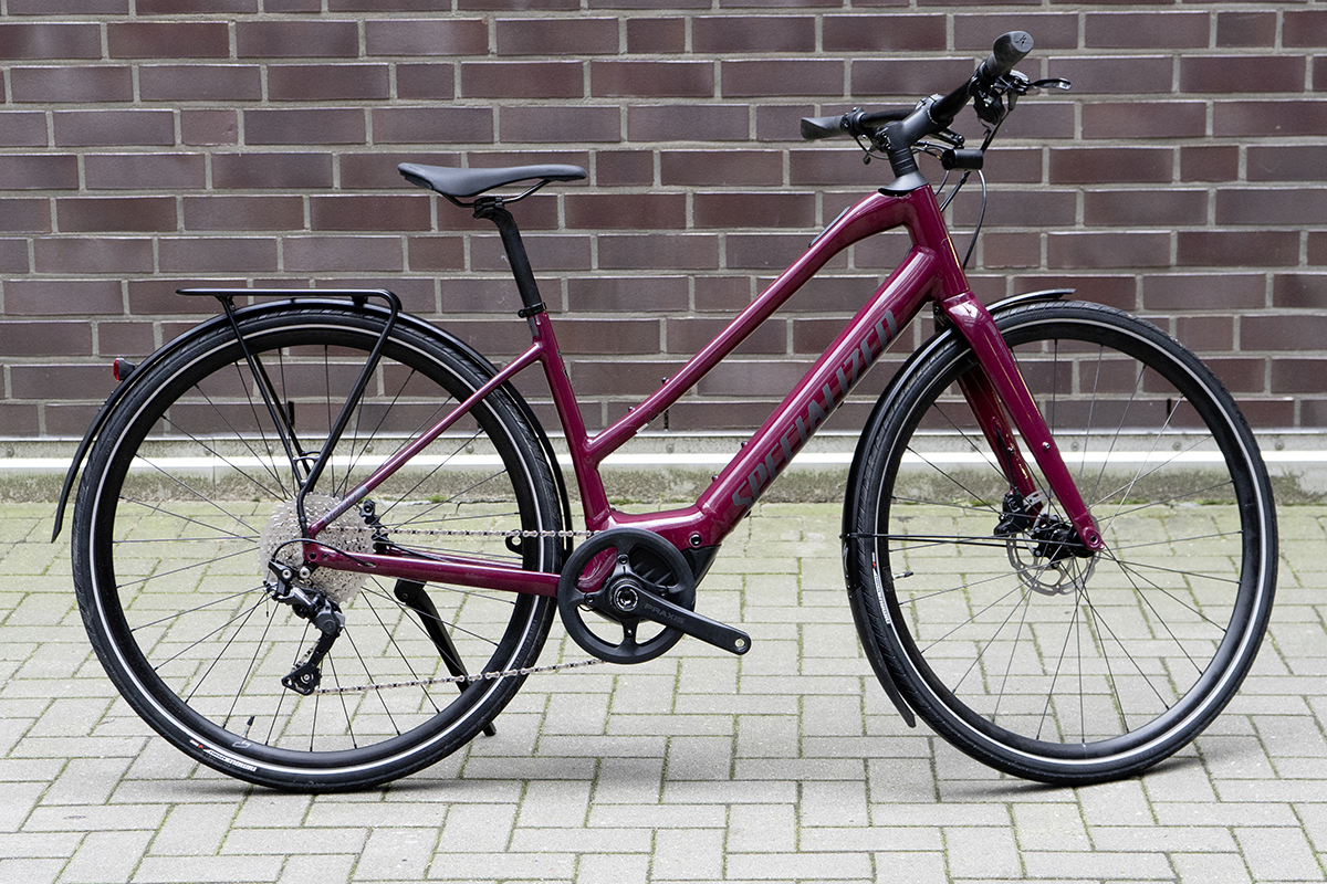 Rotes Urban-E-Bike vor Steinwand