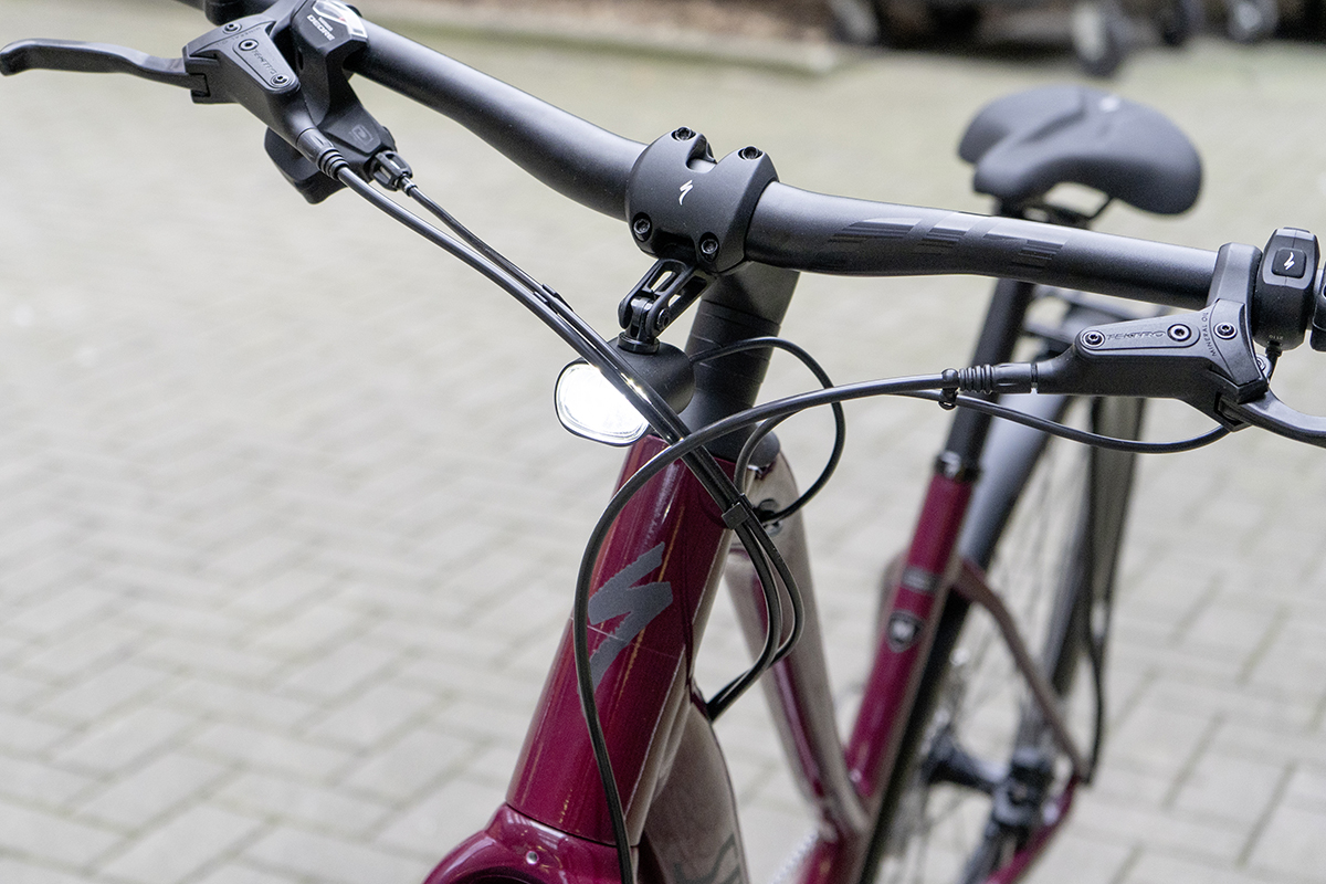 Rotes urban-E-Bike von vorne