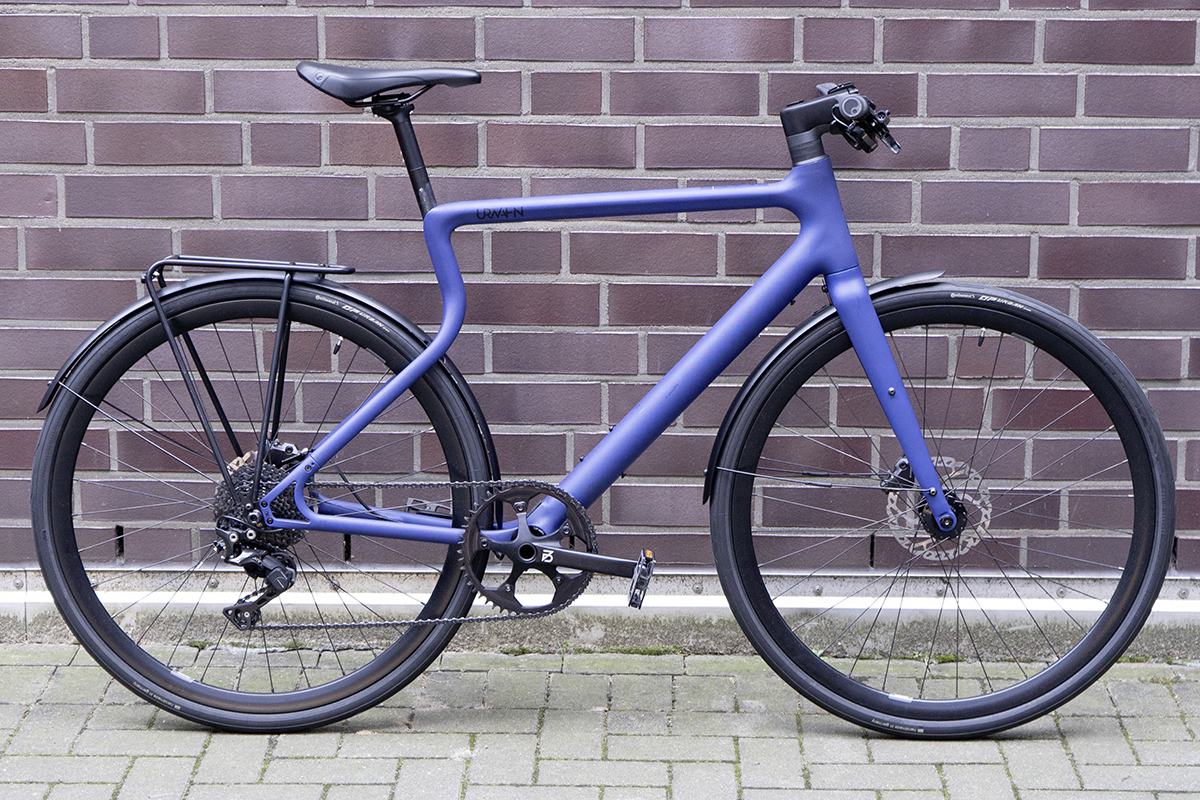 Blaues Urban-E-Bike Urwahn vor Steinwand