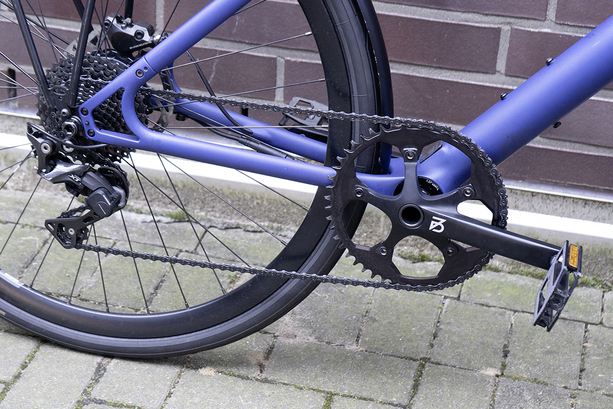 Detail Pedale und hinterrad von blauem E-Bike Urwahn