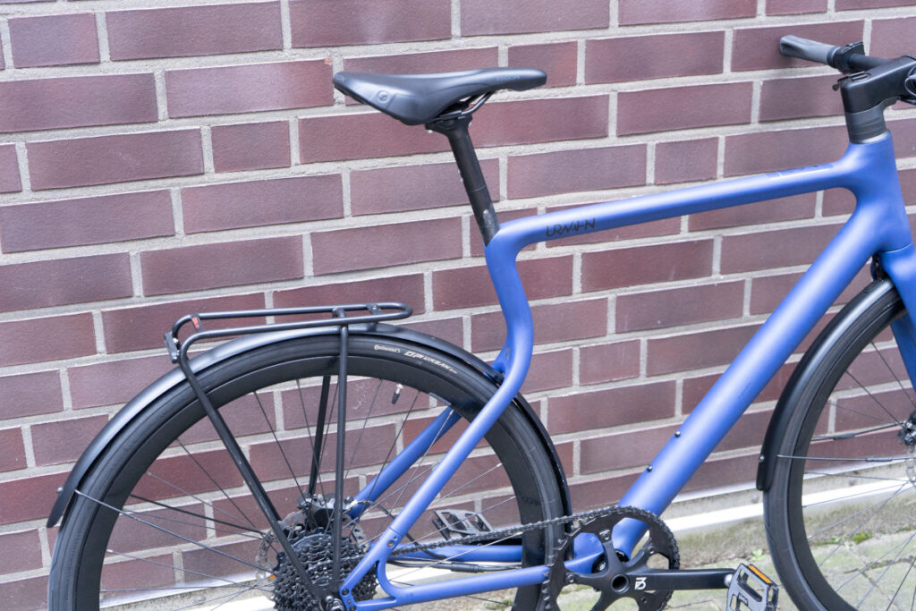 Blaues Urban-E-Bike von Urwahn vor Steinmauer