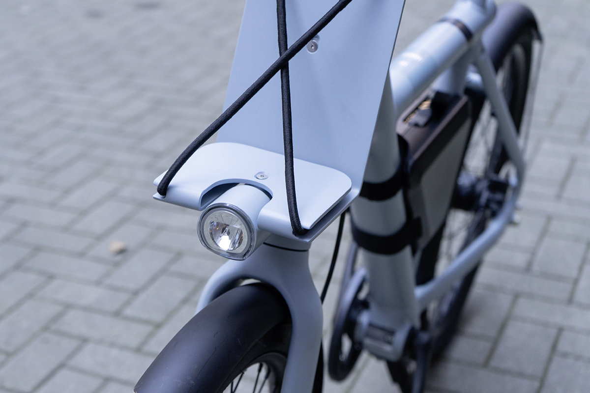 Gepäckträger am Lenker von Urban-E-Bike Vanmoof