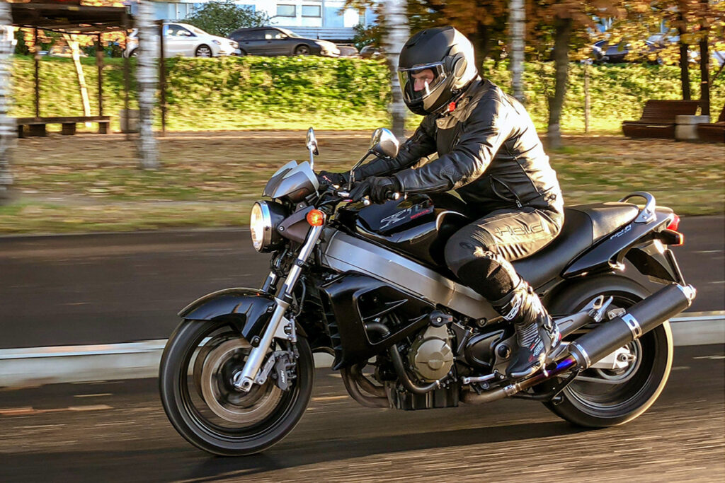 Ein Mann fährt auf einem Motorrad