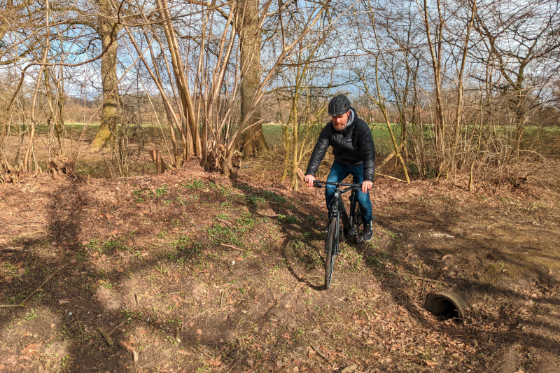 Mann mit E-Bike im Gelände