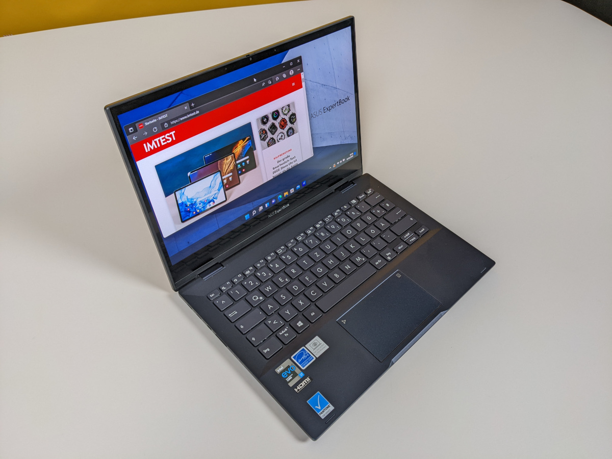 Aufgeklapptes Asus Expertbook schräg von oben zeigt IMTEST-Seite