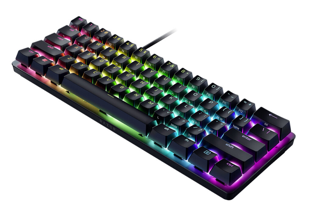 Schwarze Tastatur Razer Huntsman mit bunt leuchtenden Tasten schräg von oben auf weißem Hintergrund