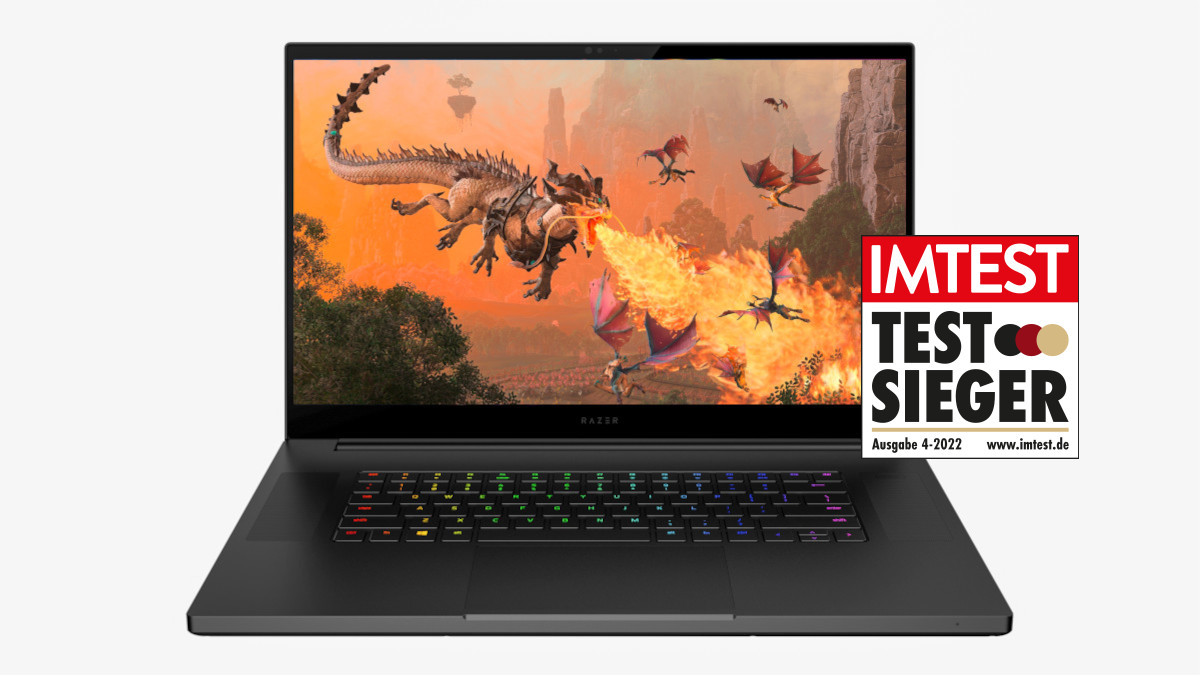 Aufgeklapptes Razer Blade 17 zeigt fliegenden feuerspeienden Drachen aus Spiel; vor weißem Hintergrund mit IMTEST-Testsieger-Siegel