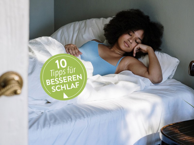 Frau schläft im Bett