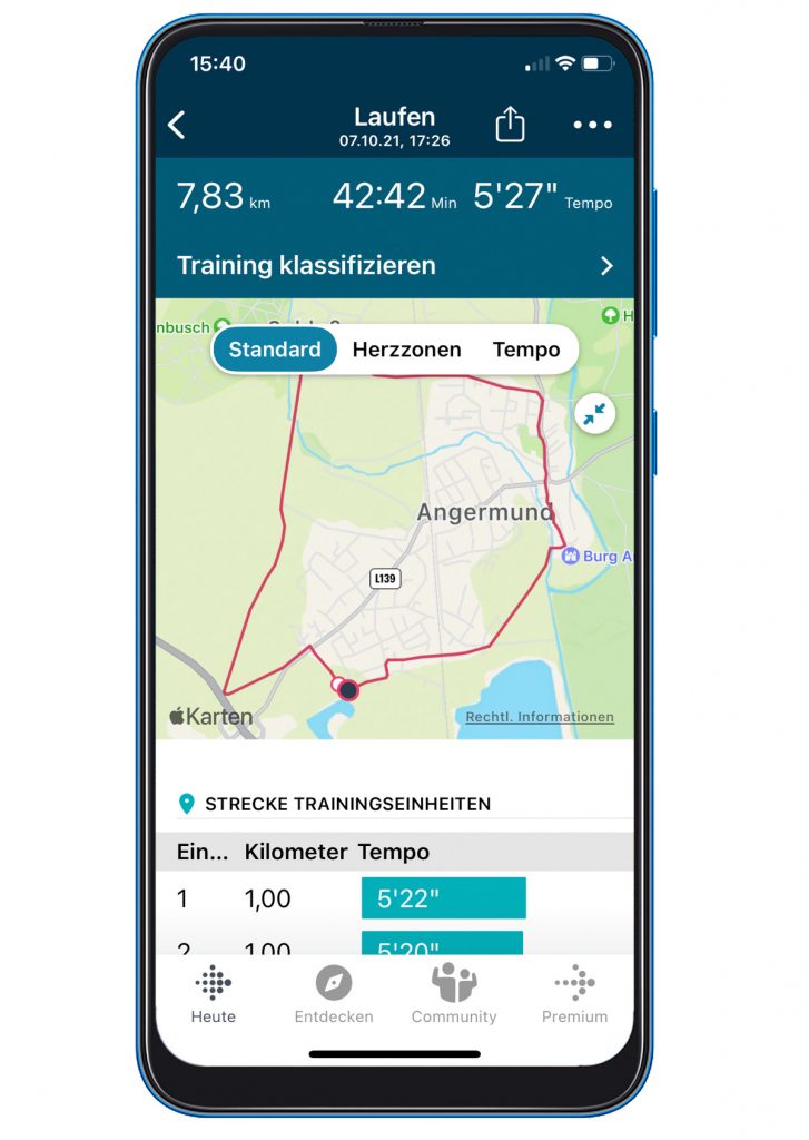 Smartphone zeigt Fenster mit Karte und Route vom Fitness-Tracker