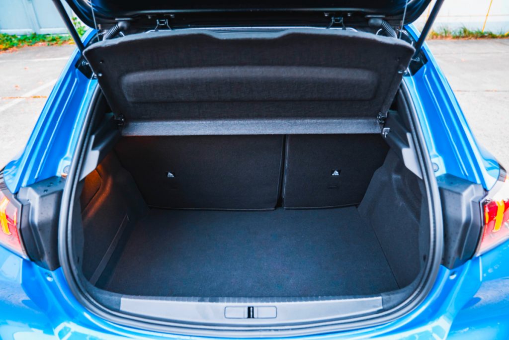 Geöffneter Kofferraum von blauem E-Auto