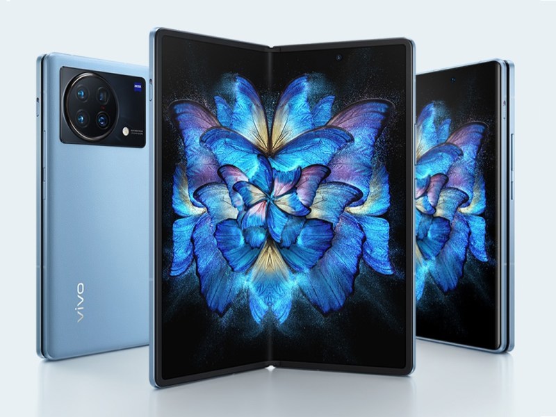 Klapp-Smartphone Vivo X Fold im aufgeklappten Zustand. Daneben das Gerät noch einmal von vor und von hinten abgelichtet.