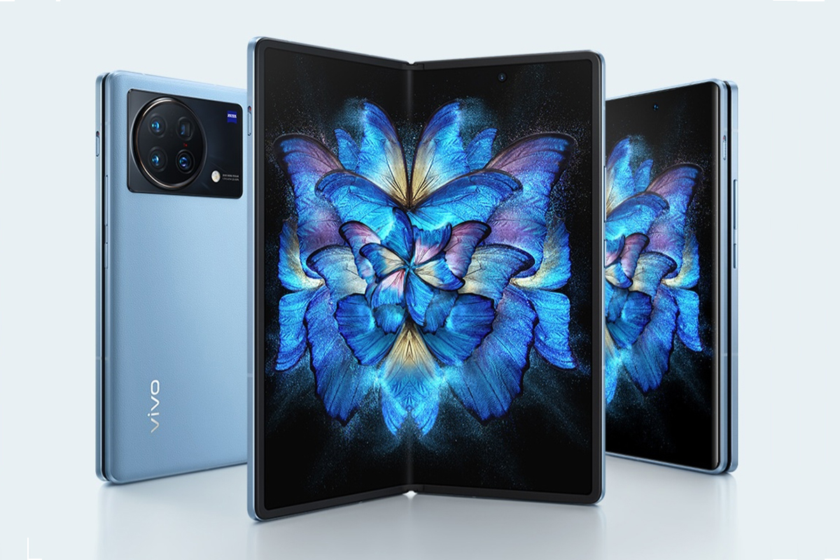 Klapp-Smartphone Vivo X Fold im aufgeklappten Zustand. Daneben das Gerät noch einmal von vor und von hinten abgelichtet.