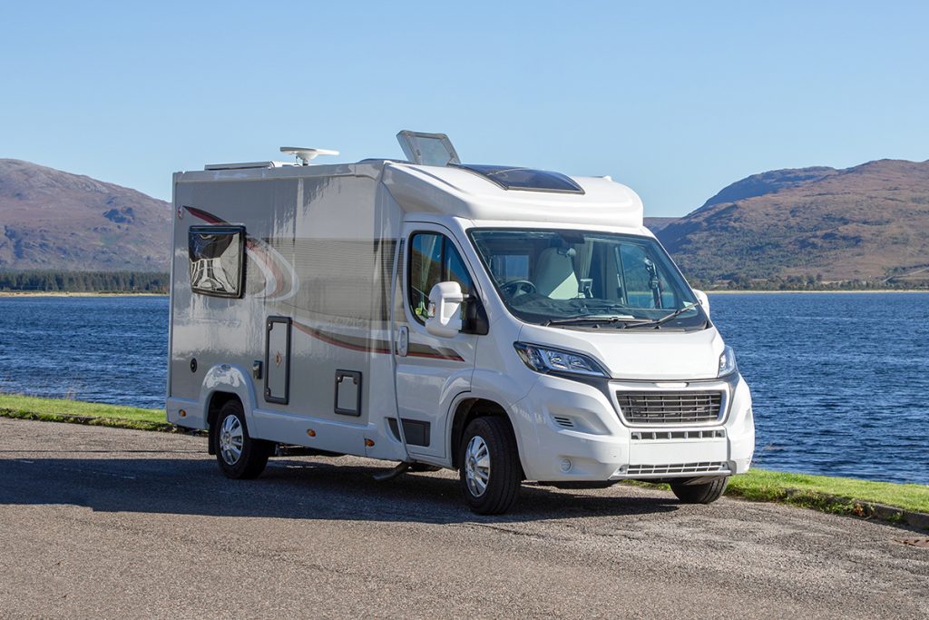 Ein Wohnmobil mit 3,5 Tonnen an einem See