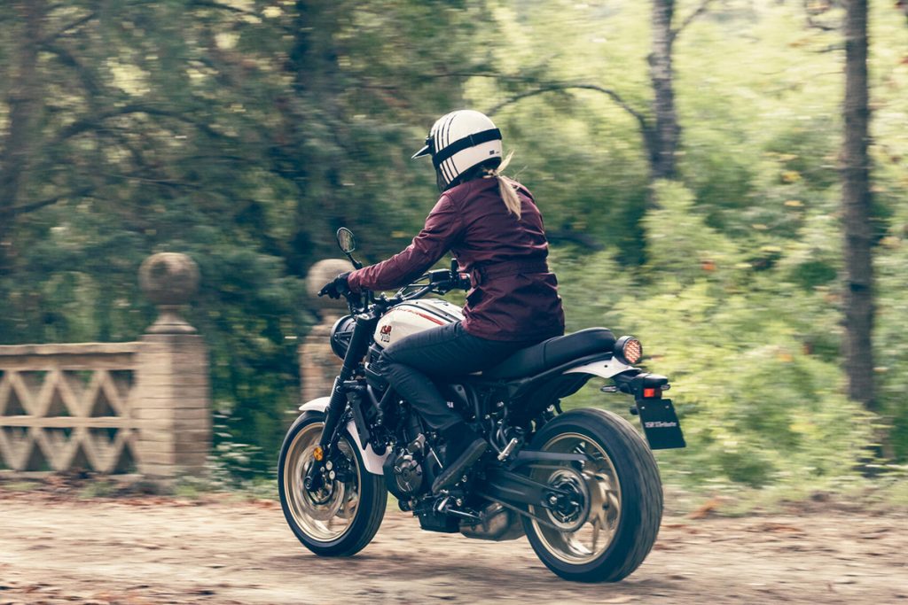 Ein Motorrad fährt auf einer Straße