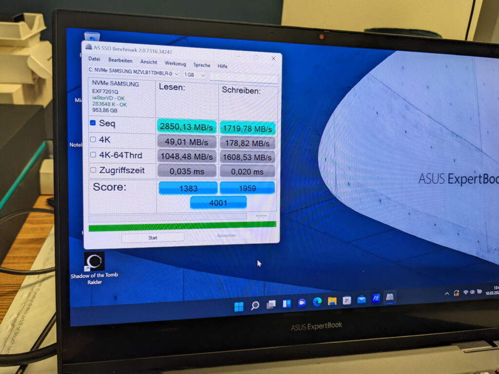 Blauer Bildschirm zeigt Fenster mit Testwerten