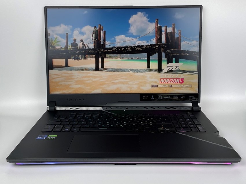 Aufgeklapptes Asus ROG Strix zeigt Spieleszene