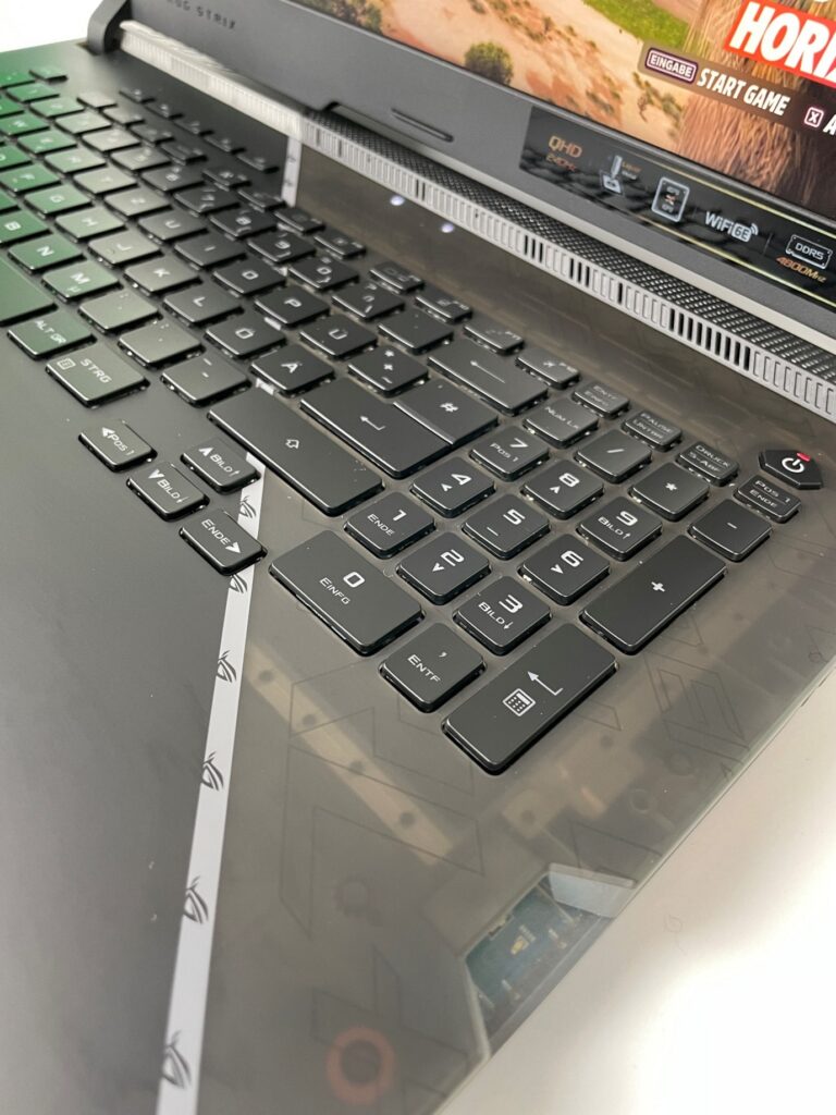 Detail Tastatur und transparente Abdeckung vom Asus ROG Strix 