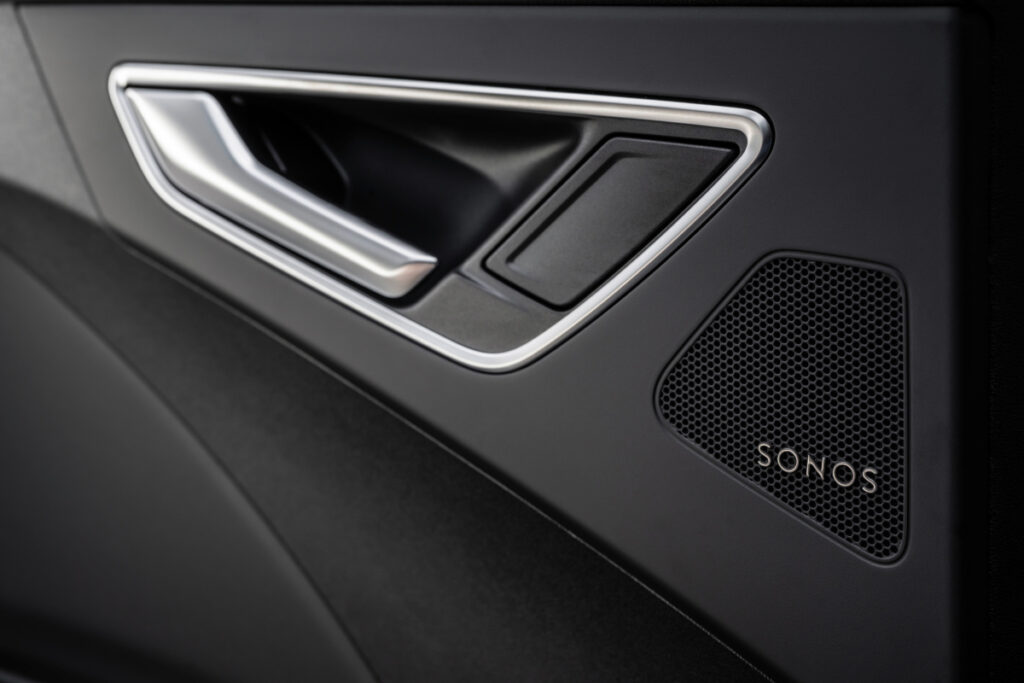 Detail Tür von Audi innen mit Sonos Lautsprechern