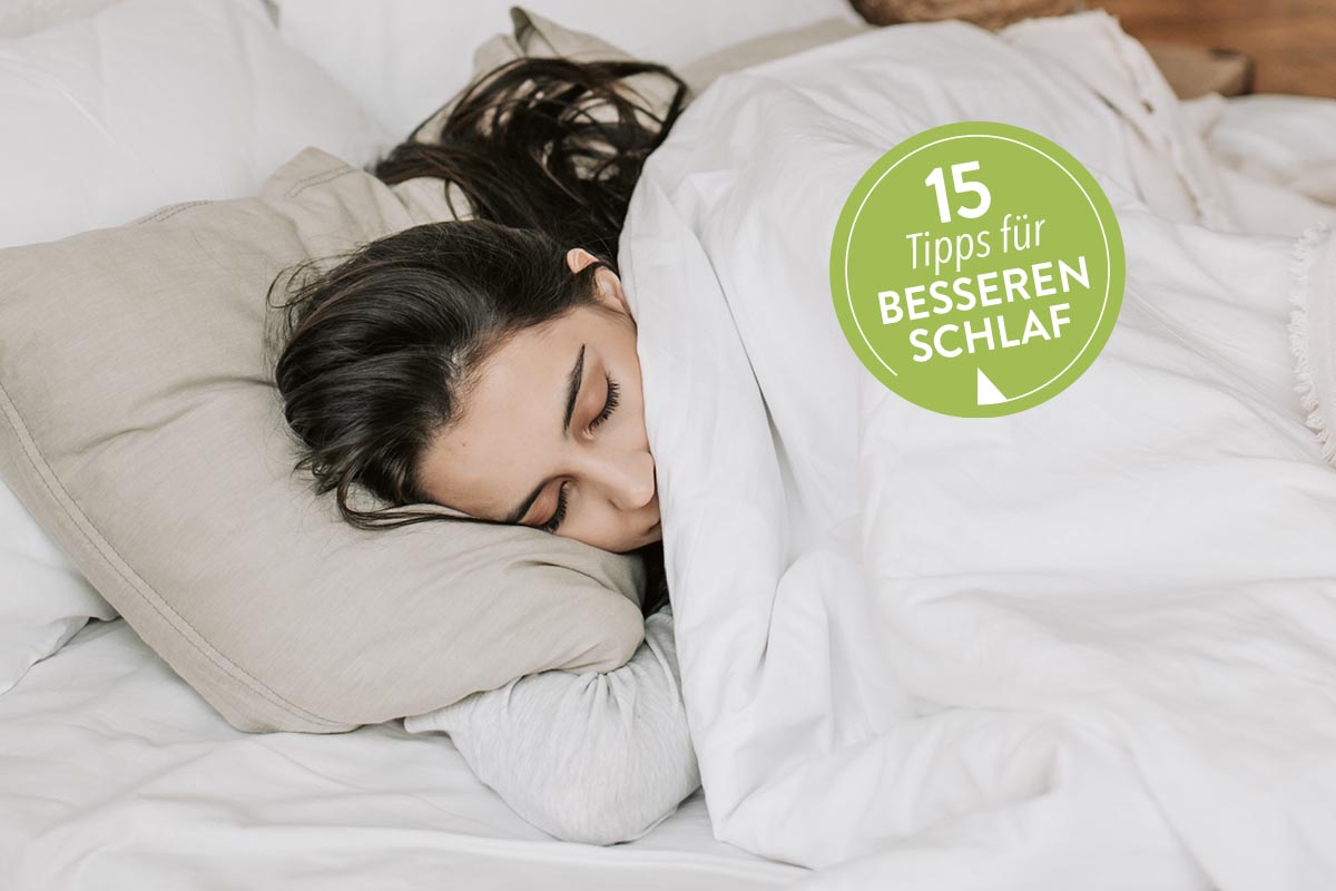 Schlafende Frau im Bett. Schriftzug "15 Tipps für besseren Schlaf".