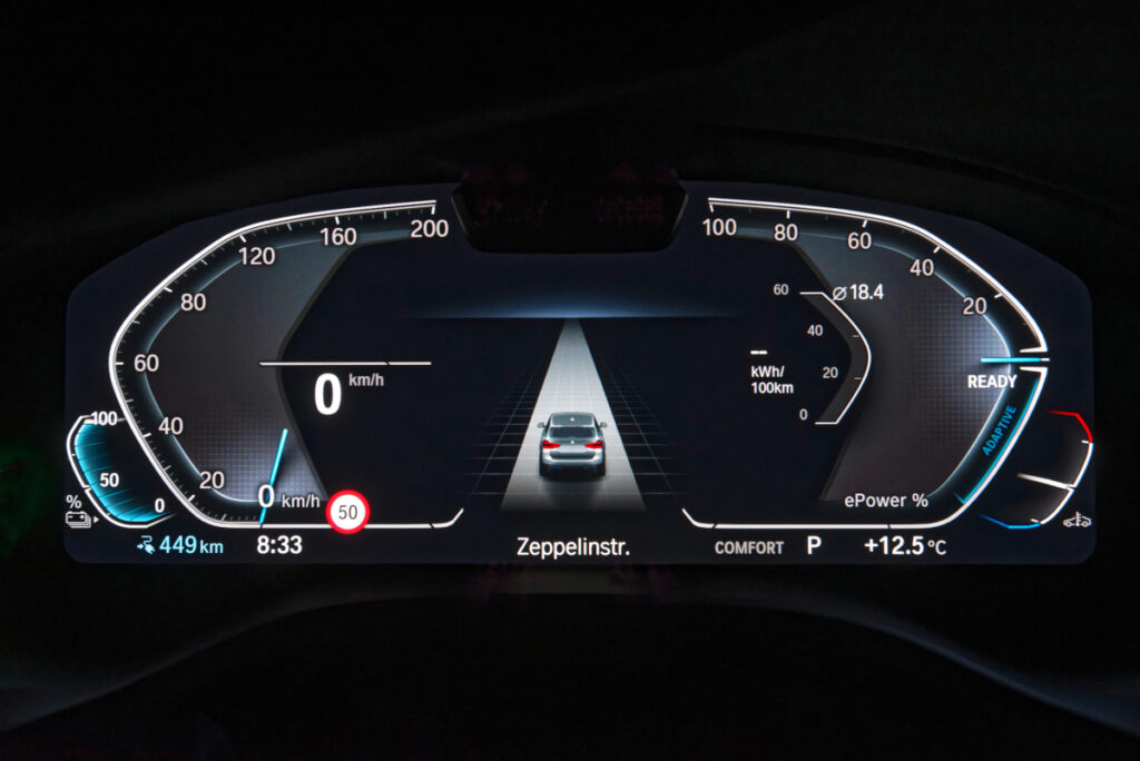 Display zeigt Geschwindigkeit auf schwarzem Hintergrund