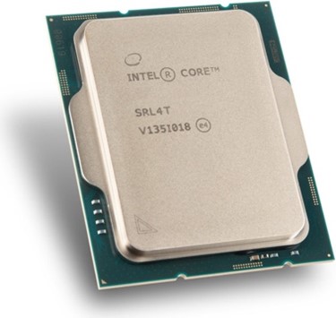 Silberne rechteckiger Chip von Intel aus CPU-Vergleich auf grüner Platine vor weißem Hintergrund