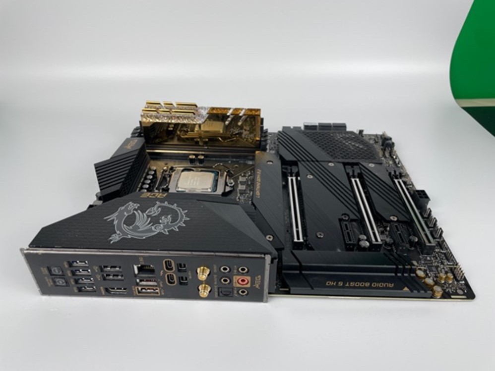 Schwarzes PC Motherboard mit eingesetztem Intel Prozessor