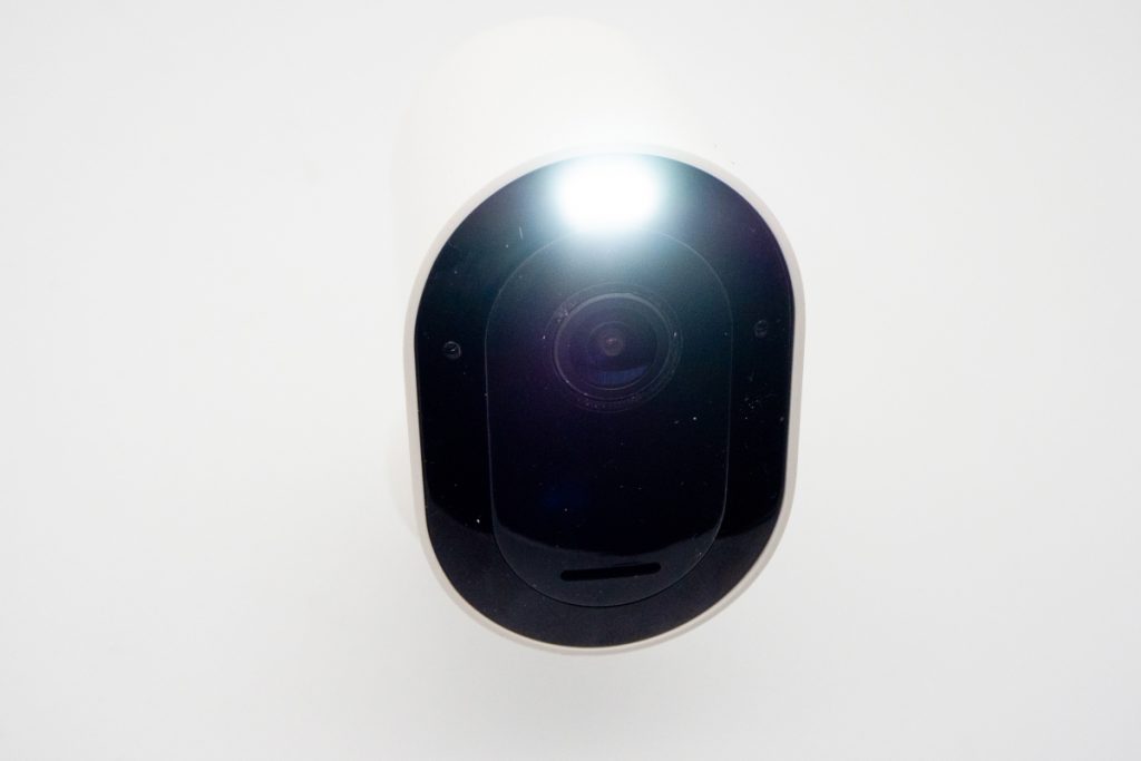 Detail Überwachungskamera Arlo Pro 4 schwarze Linse mit Licht