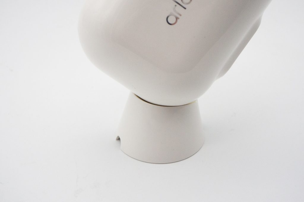 Detail Sockel von weißer Überwachungskamera Arlo Pro 4