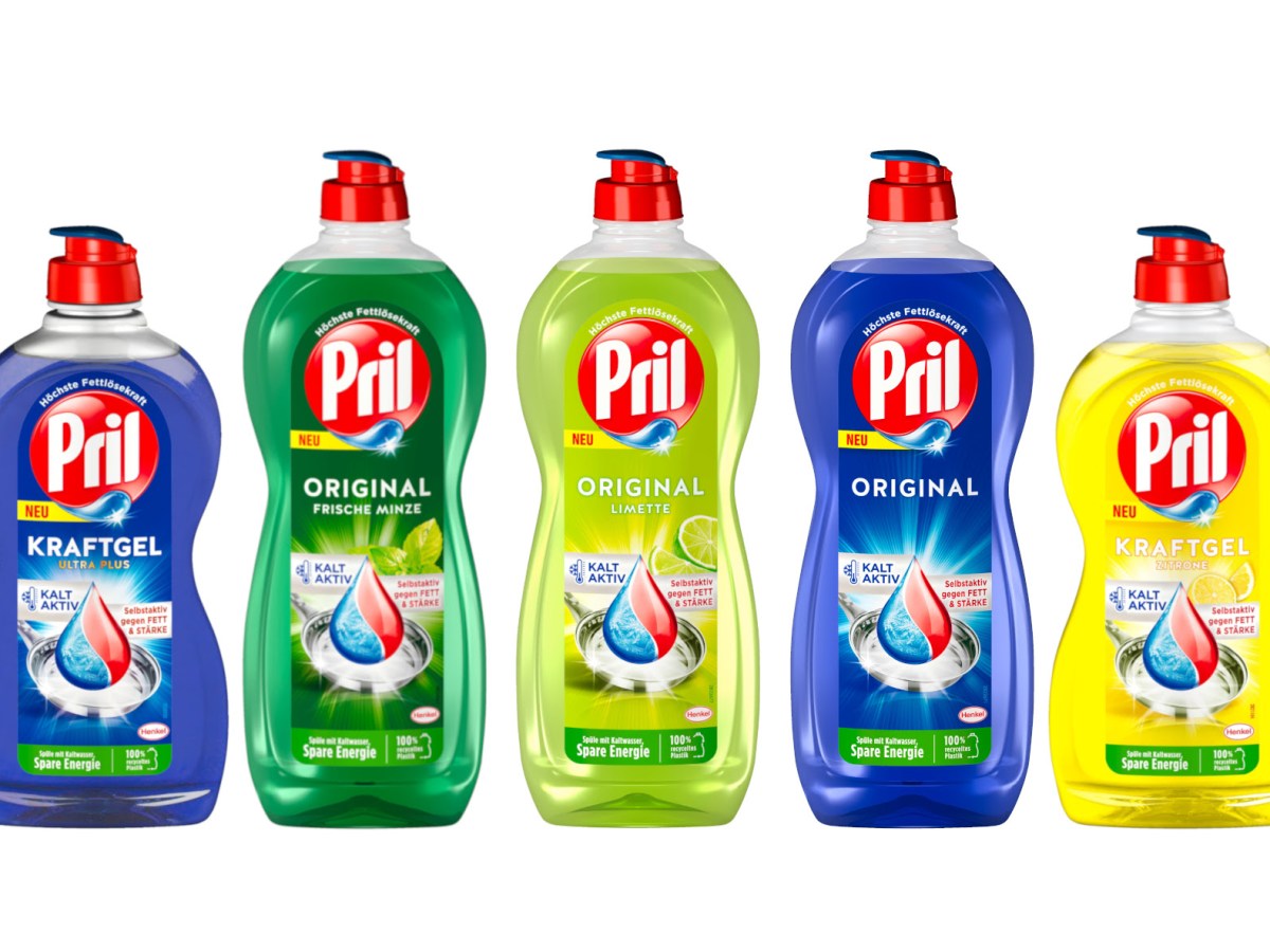 Fünf verschieden große und farbige Flaschen mit Pril-Spülmittel auf weißem Hintergrund