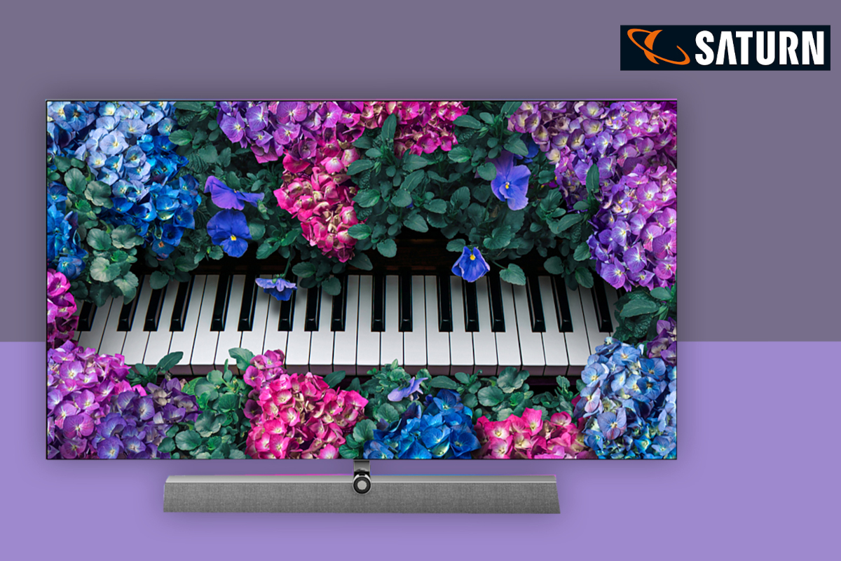 Philips OLED935 zeigt Klaviatur umrahmt von violetten Blumen auf lila Hintergrund mit Saturn Logo rechts oben