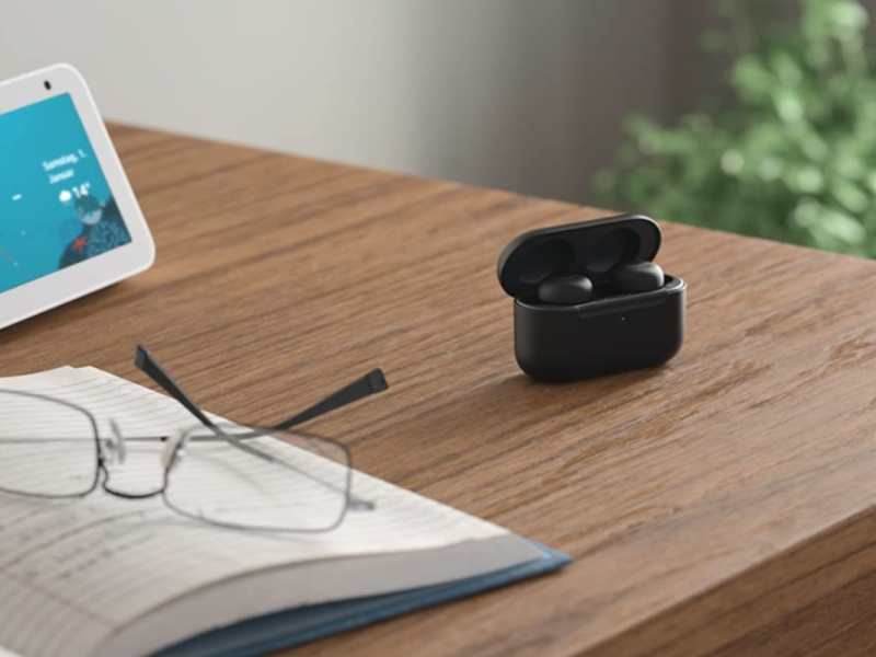 Amazon Echo Buds mit Buch und Brille