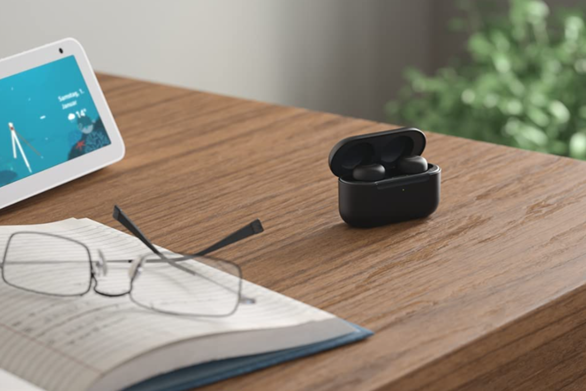 Amazon Echo Buds mit Buch und Brille