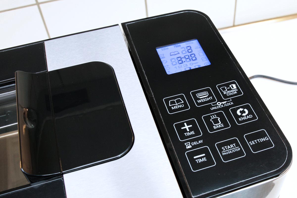 Deckel mit Display und Tasten vom Gastroback-Brotbackautomat im Test