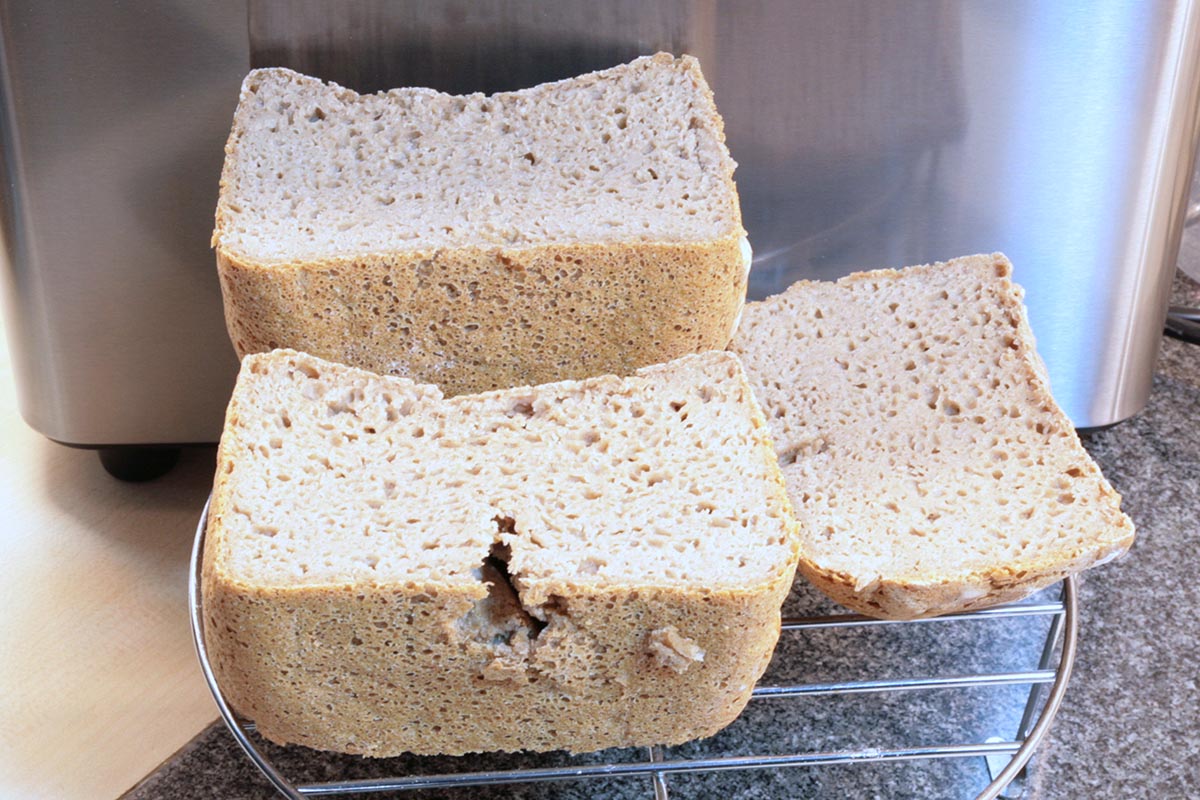 Helles Brot in drei Teile geschnitten