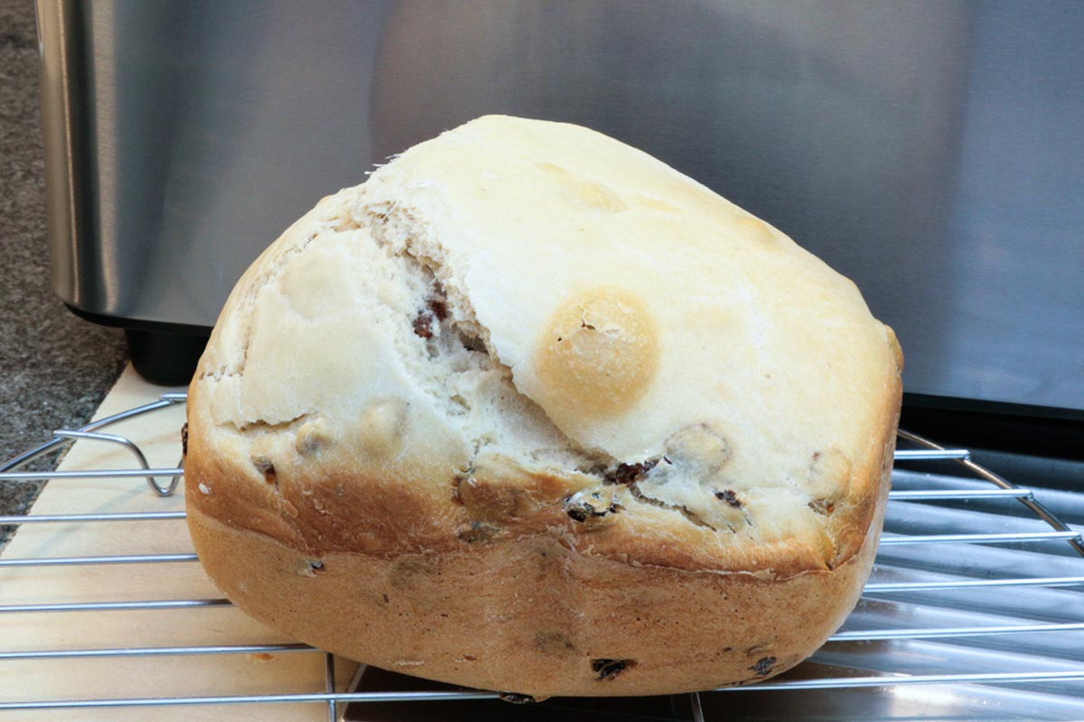 Gebräuntes brot auf Seite liegend