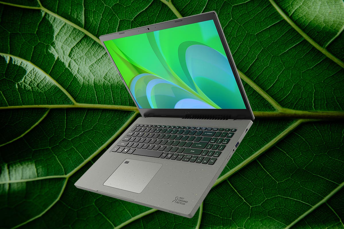 Acer Aspire Vero aufgeklappt schräg von vorne mit grünem Bildschirm auf grünem Blattartigen Hintergrund
