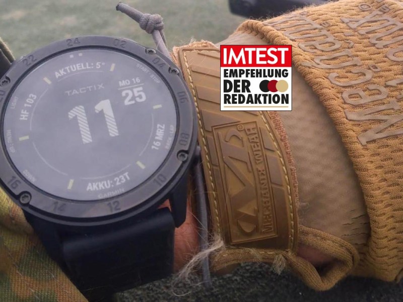 Die Garmin Tactix Delta am Arm eines Soldaten. Daneben das IMTEST Empfehltungs-Siegel