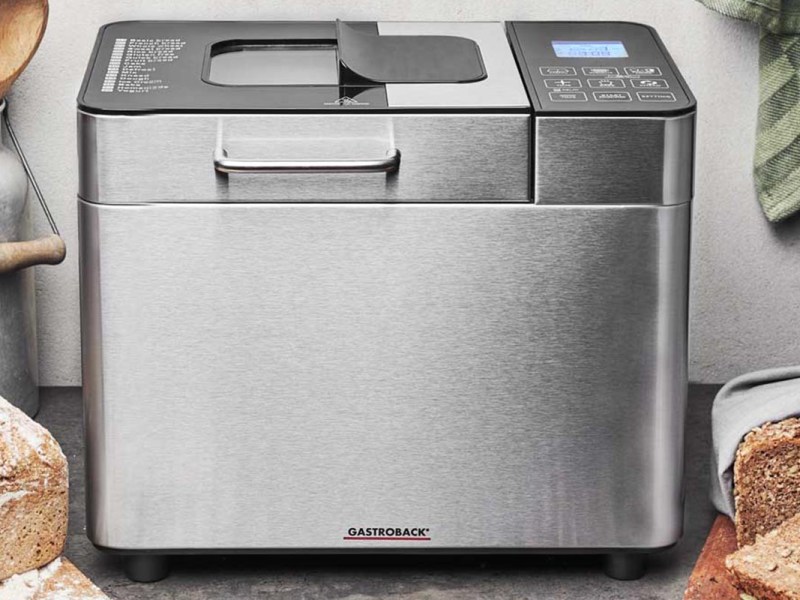 Silberner Gastroback-Brotbackautomat umringt von Broten