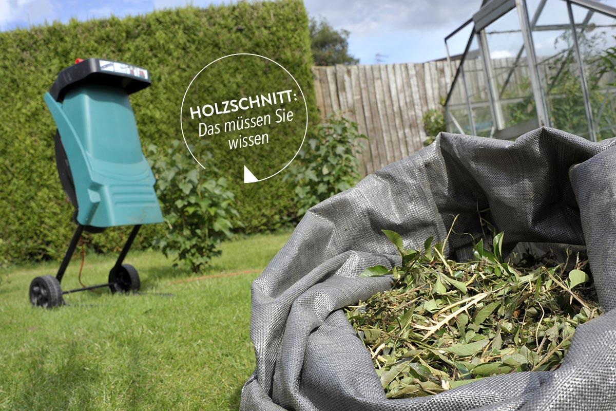 Garten mit Häcksler im Hintergrund, davor ein Sack mit Schnittgut