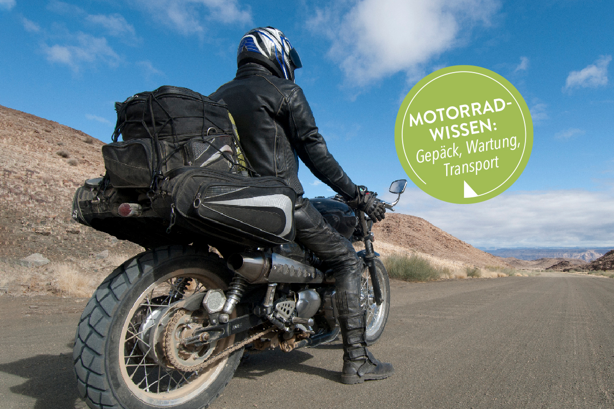 Mit dem richtigen Motorradzubehör sind Biker gut unterwegs: Motorradfahrer vor hügeliger Landschaft.