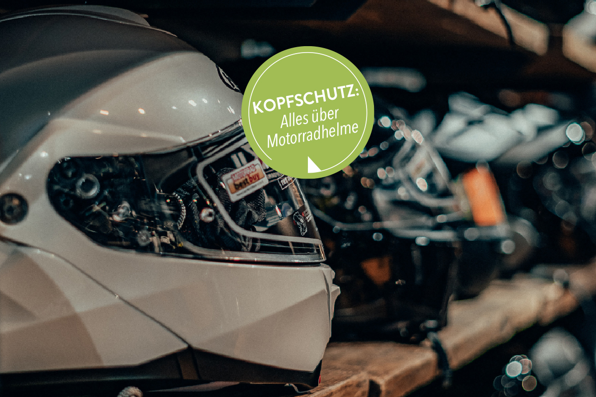 Motorradhelme liegen in einer Auslage.
